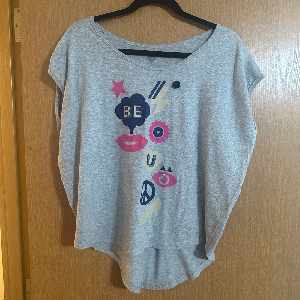 Ushuva - Casual Gray Graphic Tee with Blue and Pink Accents